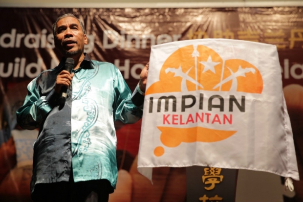 PAS’s Kuala Krai MP Dr Mohd Hatta Ramli speaking at the fundraising dinner July 11, 2015 for the Gabungan Impian Kelantan project.