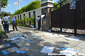 Perkasa Holds Funeral Rite In Front Of Guan Eng S House Lim Kit Siang