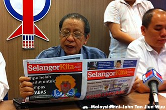 Lim Kit Siang exposing SelangorKita fitnah article (Picture by MalaysiaKini)