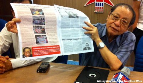 Lim Kit Siang showing untruthful article on SelangorKita (Picture by MalaysiaKini)